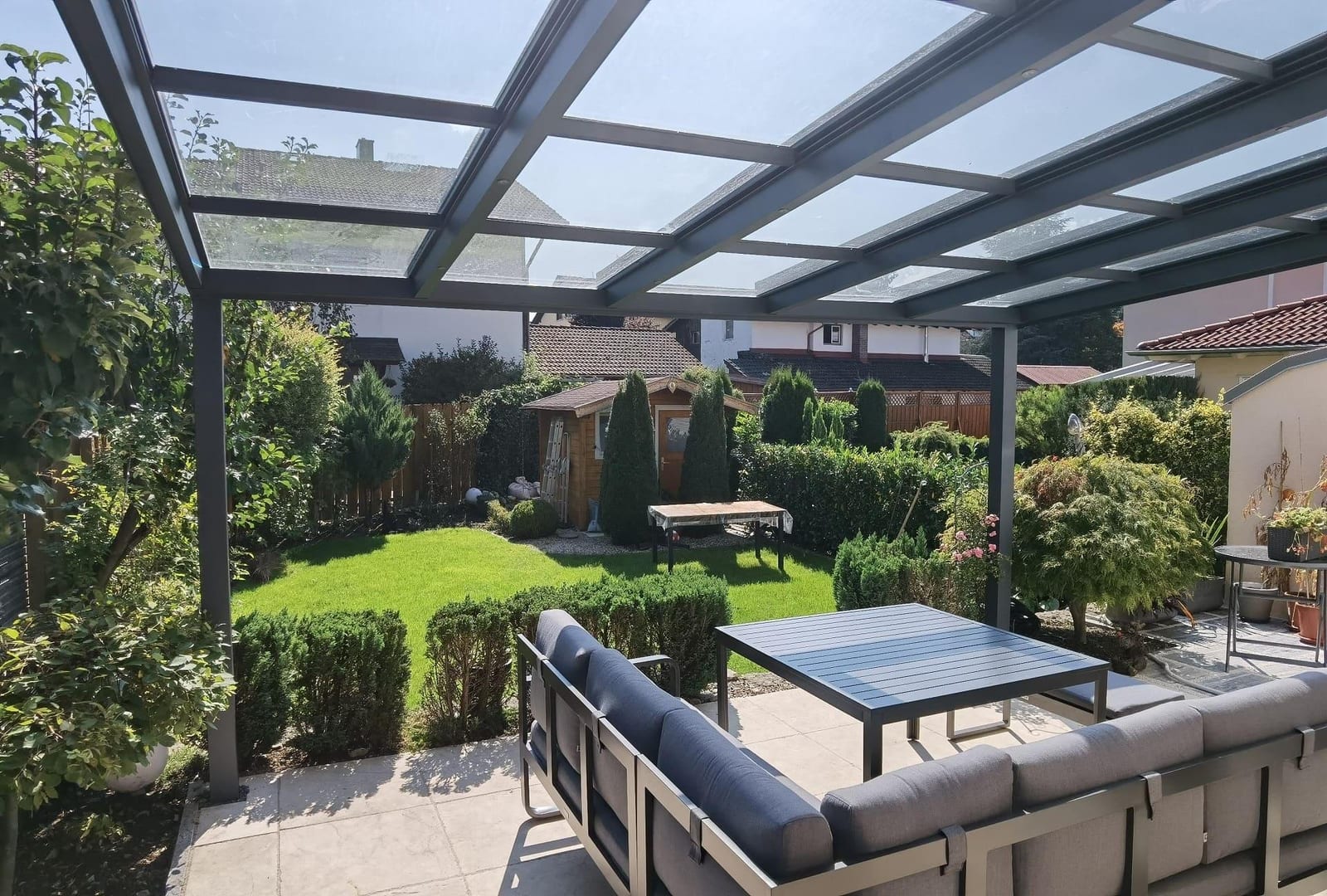 Terrassenüberdachung mit Loungemöbeln