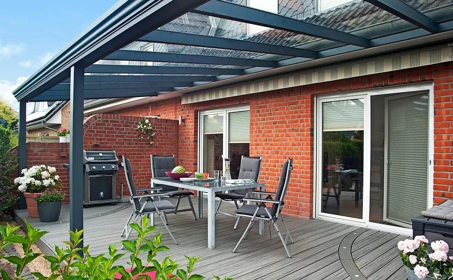 Überdachung Anthrazit auf Holzterrasse mit Esstisch