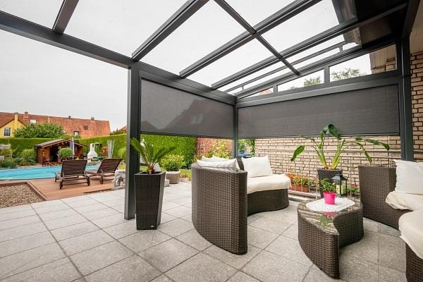 Überdachung mit Lounge und Pool von innen