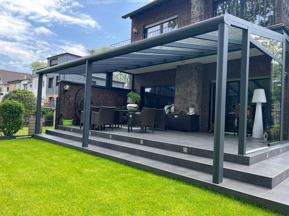 Moderne Terrassenüberdachung Anthrazit mit Glasdach an Einfamilienhaus