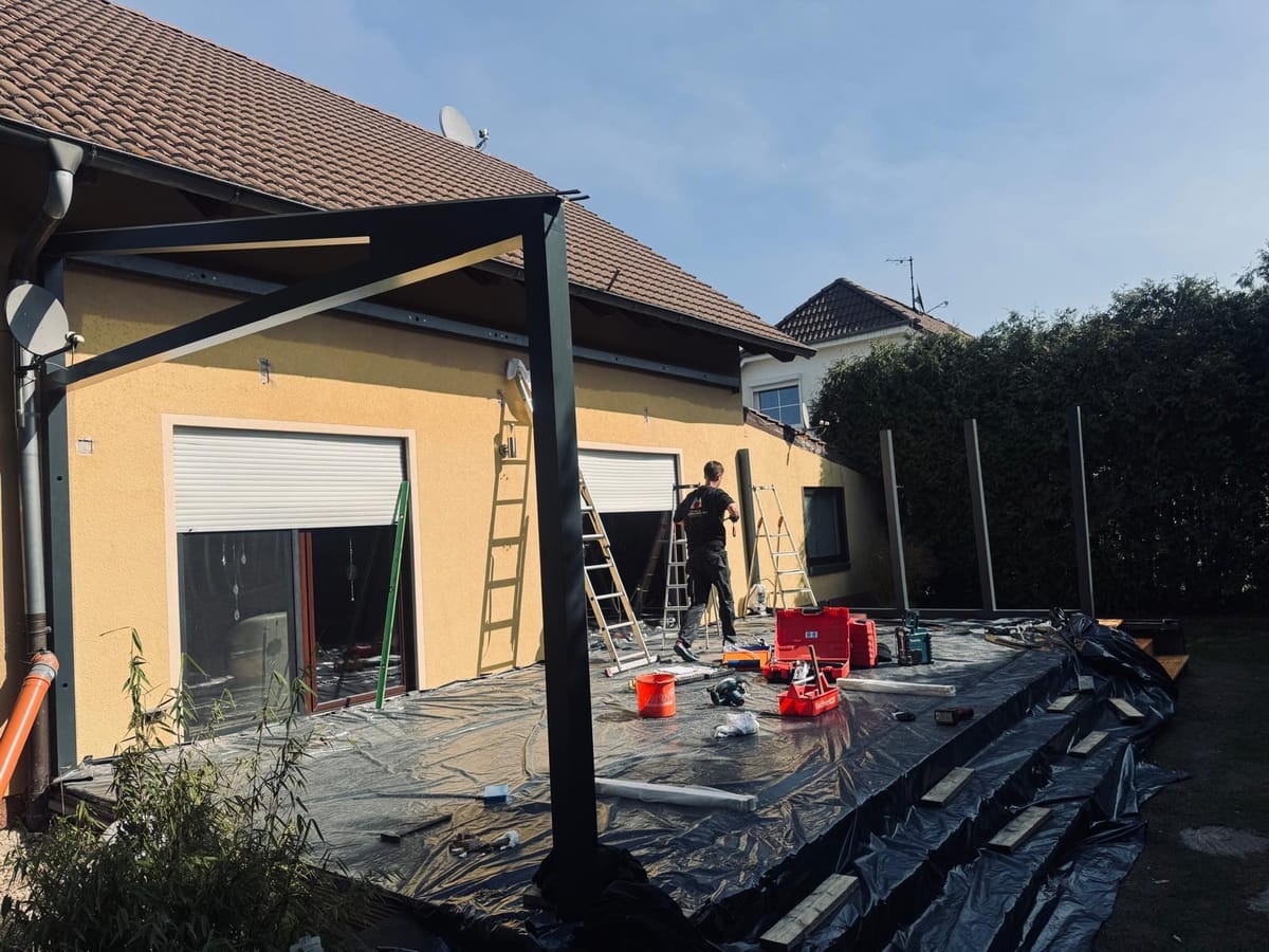 Stahlrahmen wird montiert