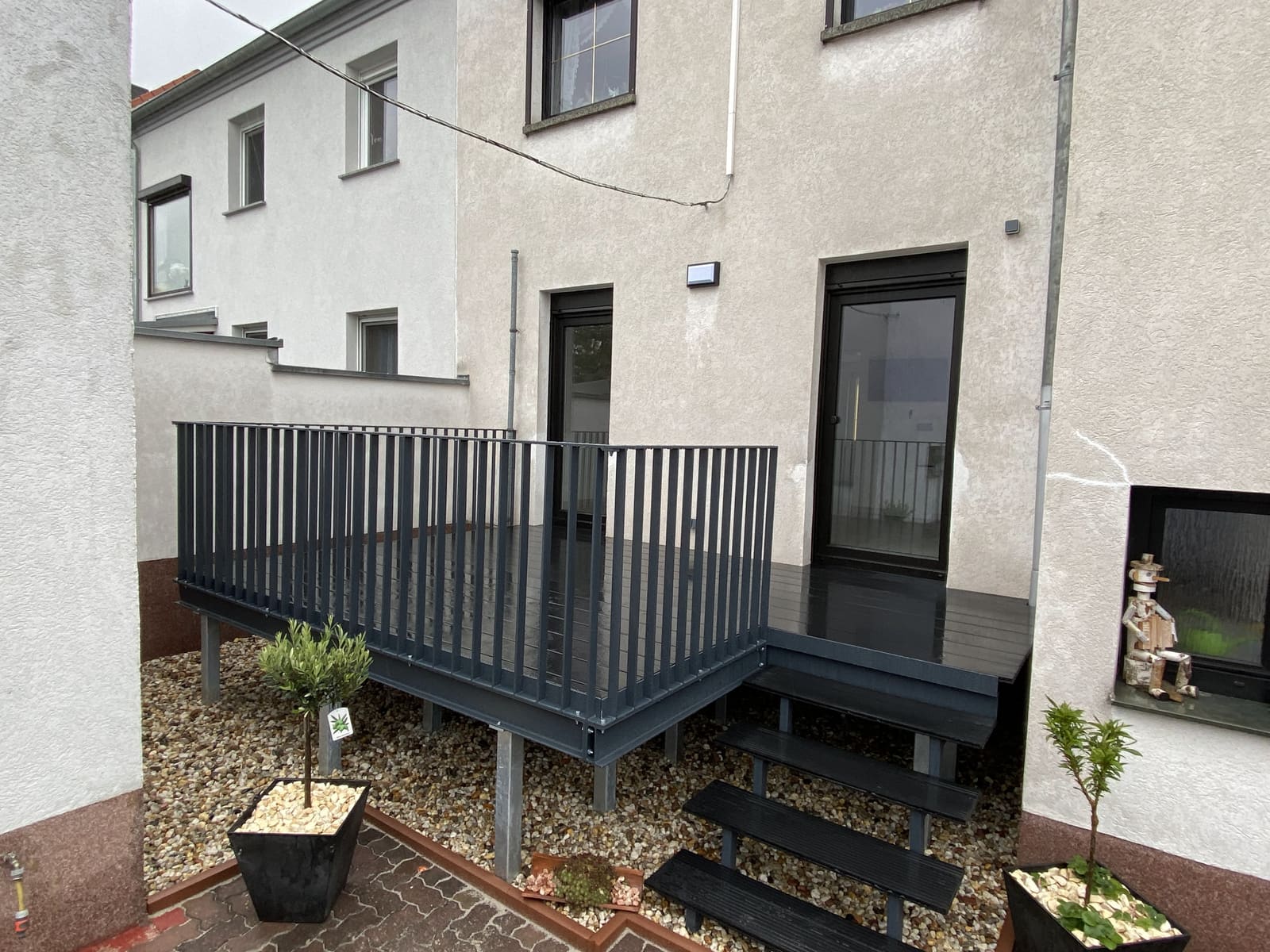 Fertige Terrasse in Anthrazit mit Treppe