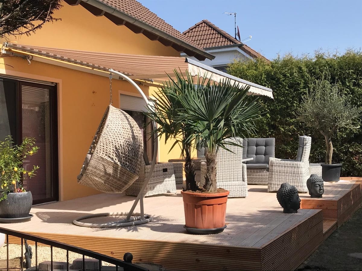 Fertige Terrasse mit Loungebereich