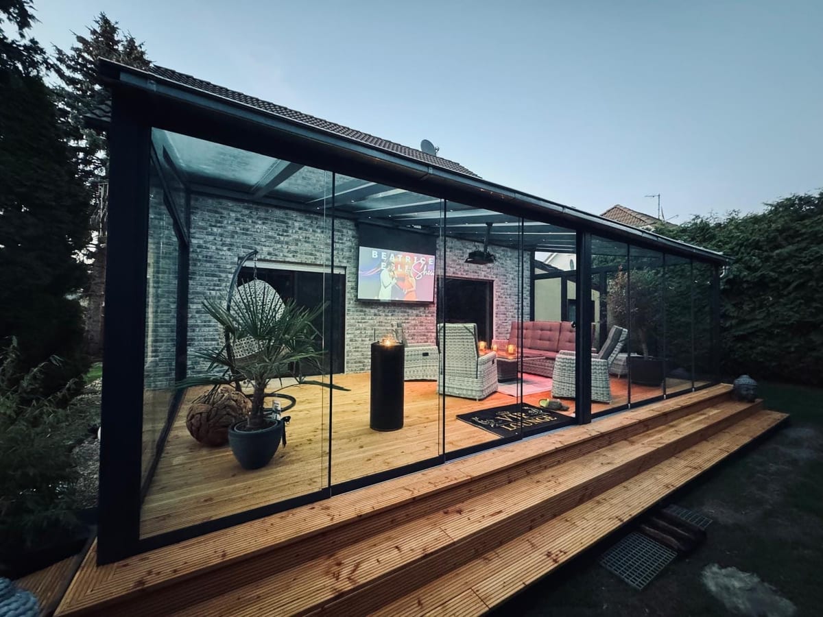 Fertiger Sommergarten mit Holzterrasse und Glaswänden