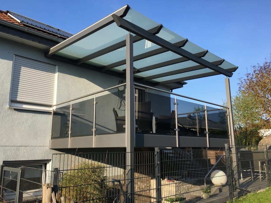 Terrassenüberdachung mit Glas an Einfamilienhaus