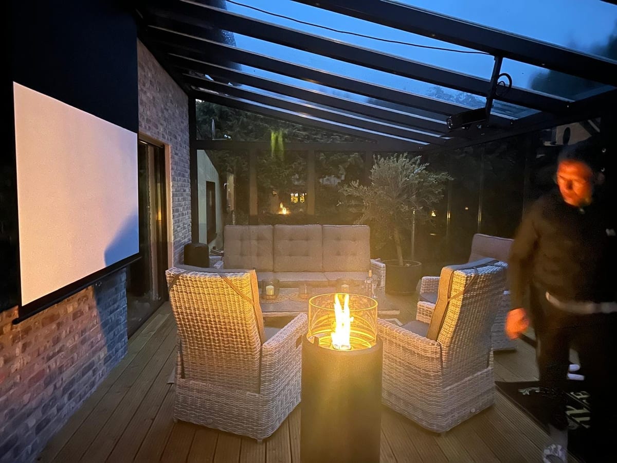 Abend mit Feuertisch und Leinwand — echtes Leben