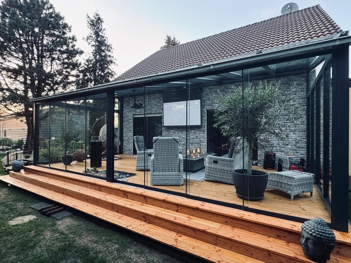 Unsere Terrassenüberdachung bei Dämmerung — eigenes Projekt