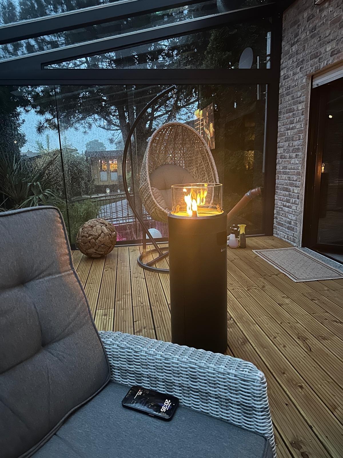 Dämmerung mit Feuersäule auf der Terrasse