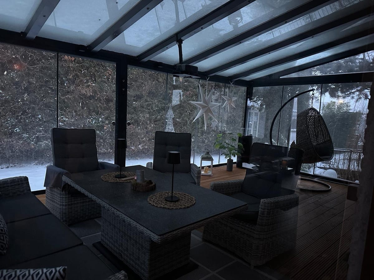 Sommergarten im Winter — Möbel bleiben stehen