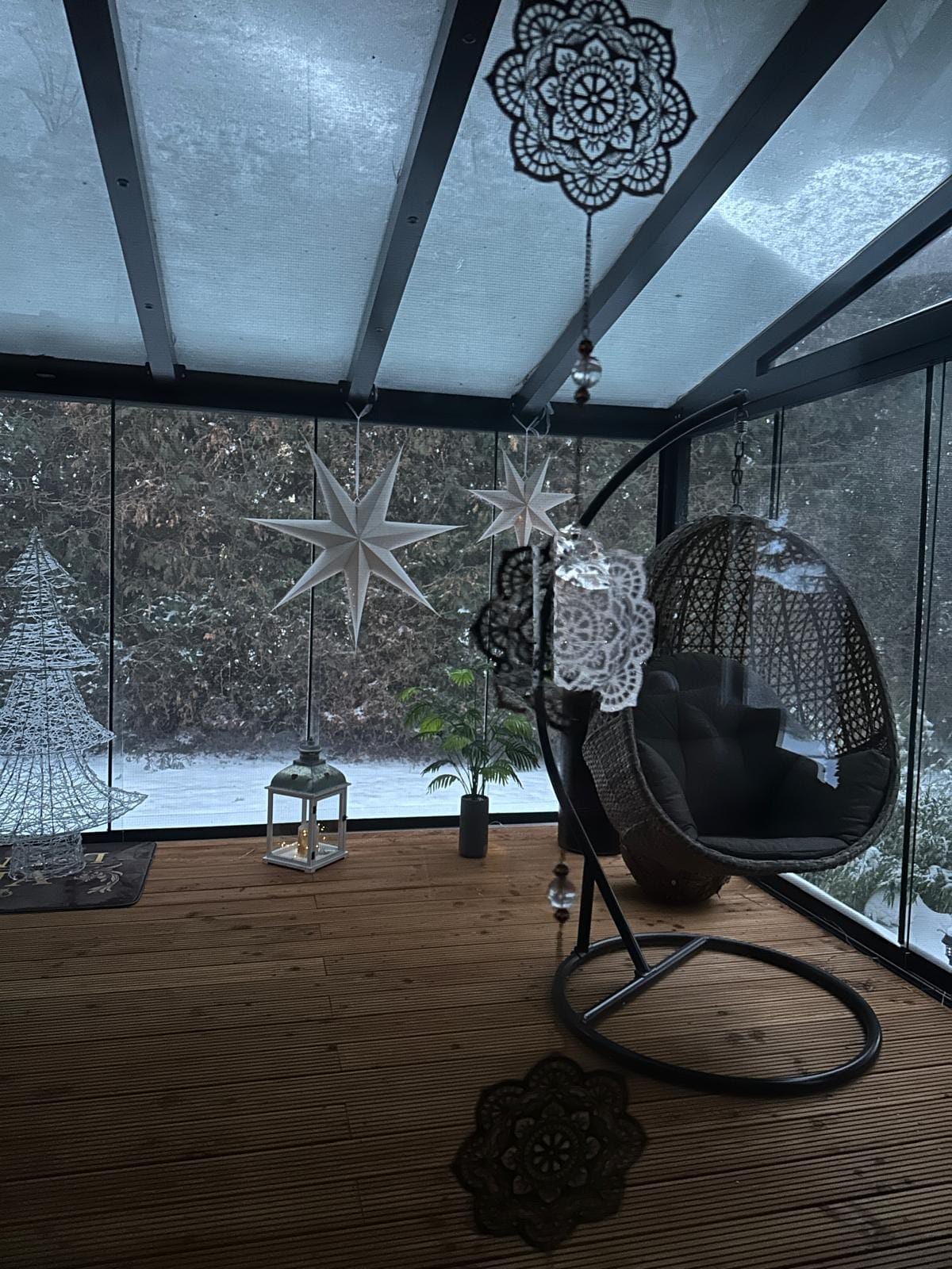 Terrasse im Winter bei Schnee — geschützt sitzen