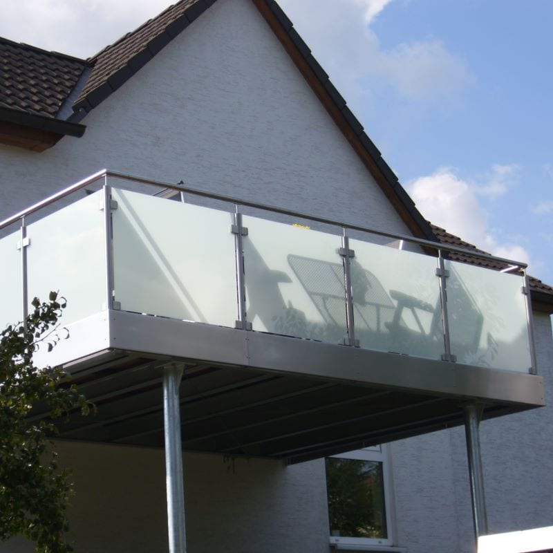 Edelstahl-Balkon mit Glasgeländer