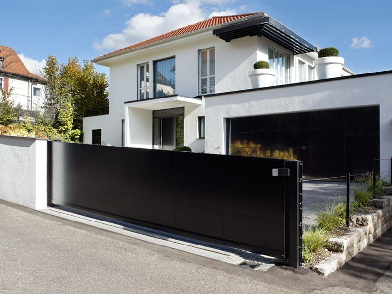 Modernes Schiebetor in Schwarz an Architektenhaus